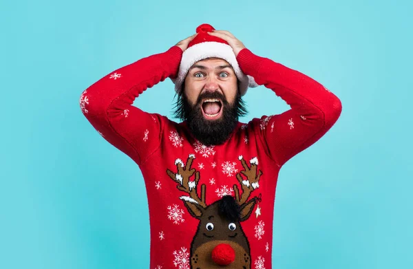 Hipster masculino surpreso com barba e bigode vestindo chapéu de Papai Noel para festa de Natal celebração, emoções puras — Fotografia de Stock