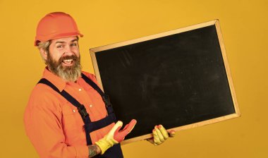 Mühendis projesi, uzayı kopyala. Mimar ve mühendislik çizimi. Müteahhit sunum yapıyor. İnşaat için karatahta planı sunumu. İnşa eden adam çevirme çizelgesinde başarılı