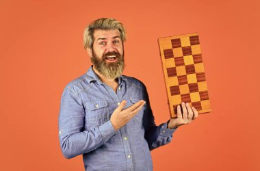 Öğretmen satranç yarışması. Oyun stratejisi konsepti. Masa oyunu. Satranç oynayan adam. Zeki sakallı hippi. Bilişsel beceriler. Hobi ve boş zaman. Entelektüel oyunlar. Satranç dersi. Satranç figürü