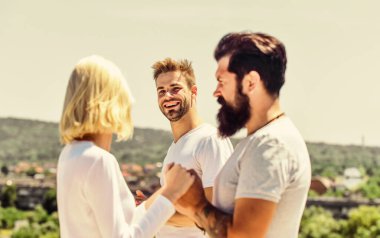 Aşk üçgeni. Sosyal bir sorun. İhanet ve boşanma. Aile psikolojisi. Birbirine aşık çiftler. Üçüncü adam. Kişiler arası ilişki. Mutluluk ya da talihsizlik. İlişki sorunları. Ayrıl