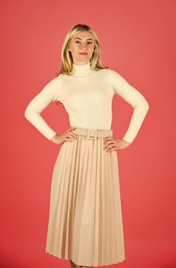 Onun için şık bir makyaj. Pembe arka planda seksi sarışın. Kuaför güzellik salonu. Çok modaya uygun görünüyorsun. Güzel kadının sarı saçları var. moda ve güzellik. cazibeli kadın koleksiyonu