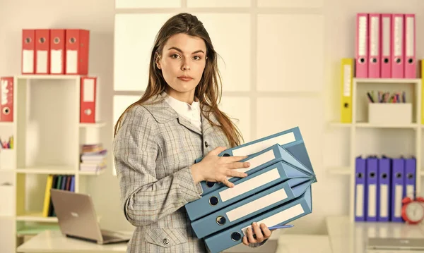 Cada detalhe deve ser perfeito. funcionário ocupado escritório. estilo de moda formal. mulher elegante trabalhar no local de trabalho. Menina seguir código de vestimenta. mulher de negócios com laptop. mulher elegante com pasta de documento — Fotografia de Stock