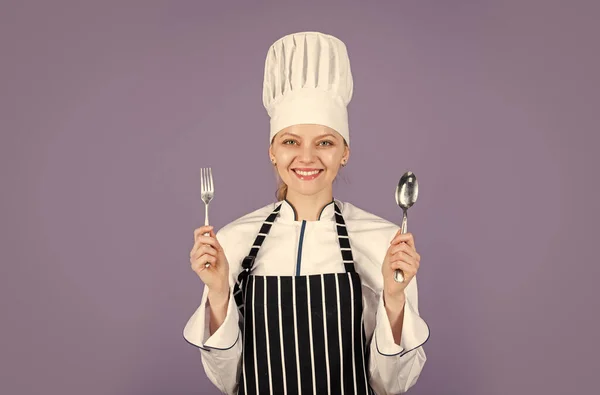 Πορτρέτο της σεφ. Βράβευση. Επαγγελματική σεφ γυναίκα. Έτοιμος για φαγητό. Ας μαγειρέψουμε. Ευτυχής μάγειρας χρησιμοποιούν κουτάλι και πιρούνι. προετοιμασία δείπνου στο σπίτι. Το μαγείρεμα είναι το χόμπι μου. — Φωτογραφία Αρχείου