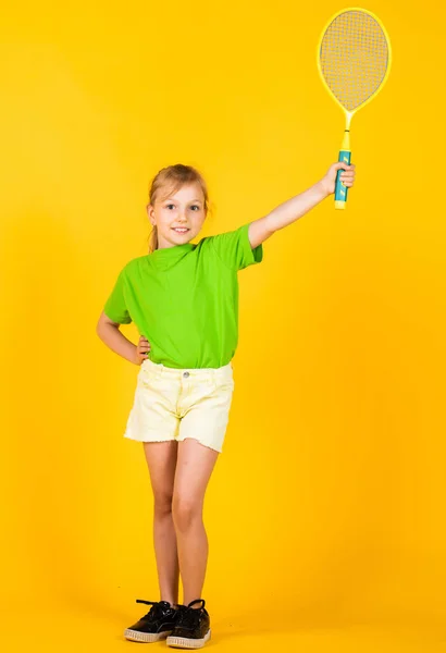 Glückliches Kind mit Tennisschläger zum Training, Sportspiel — Stockfoto