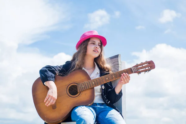 Son style parfait. bonne enfance. enfant mignon jouer de la guitare extérieure. musique et chanson. école de chant. belle adolescente avec guitare acoustique. gosse style country fashion. chanteuse et guitariste — Photo