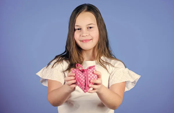 Koncepcja miłości. Dziewczyna słodkie dziecko pokazać serce zabawka. Symbol miłości w sercu. Kid adorable dziewczyna szczęśliwa twarz pokazać serce niebieskie tło. Świętuj walentynki. Uwielbiam świąteczne dekoracje. Nie baw się moim sercem. — Zdjęcie stockowe