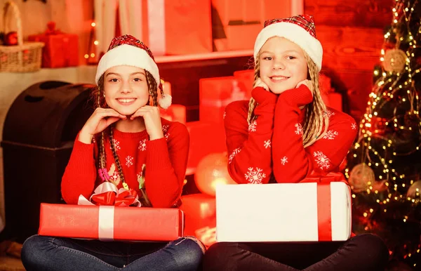 Njuter av nyårsfesten. Tomtebarn tillbringar semestern. Öppnar julklapp. vintershopping kid store. Lite julmagi. Fånga ett lyckligt ögonblick. glada små flickor har julstämning — Stockfoto