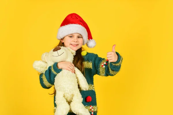 Felicidade simples. Um presente de Natal. Urso de pelúcia melhorar o bem-estar psicológico. Miúda menina jogar brinquedo ursinho de pelúcia. Feliz infância. Loja de brinquedos. Bonito amigo de pelúcia. Menina pequena segurar ursinho brinquedo — Fotografia de Stock