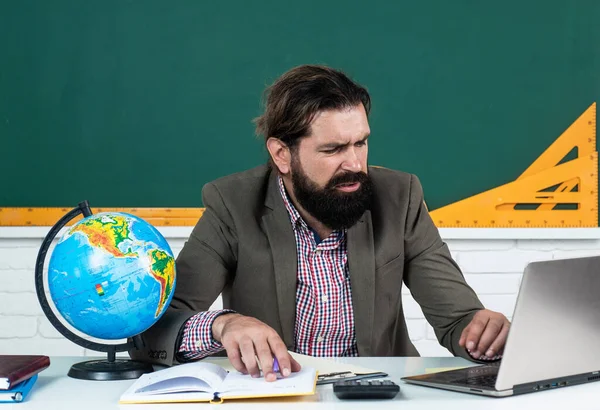 E-learning. Professor universitário em aula. de volta à escola. educação formal. Dia do conhecimento. maduro professor barbudo na lição. Homem brutal trabalha em sala de aula com quadro-negro. preparar para o exame — Fotografia de Stock