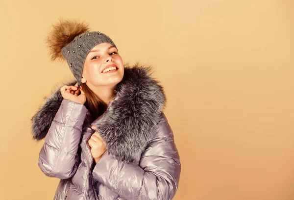 Vamos a isto. Uma rapariga de chapéu de gorro. moda de pele falsa. Boas férias de inverno. Vem aí o Natal. gripe e frio. moda sazonal. beleza em roupas de inverno. compras estação fria. mulher em casaco quente acolchoado — Fotografia de Stock