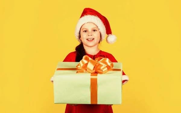Szenteste. boksz nap koncepció. az álmok valóra válnak. Boldog új évet! téli vakáció és karácsonyi öröm. szezonális vásárlási kedvezmény. A kislány ajándékot visz. nagy karácsonyi vásár. Mikulás gyerek ajándék doboz — Stock Fotó
