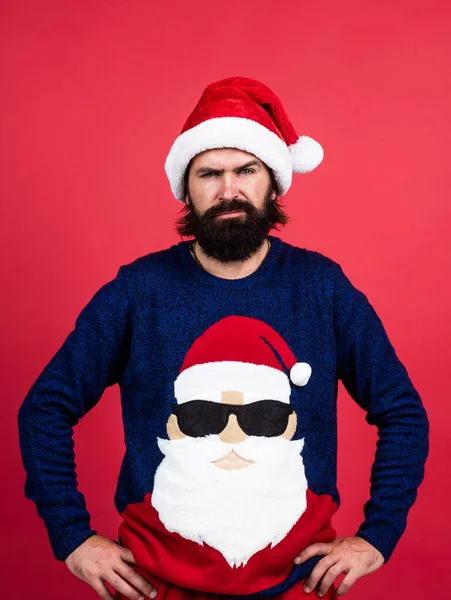 Бородатый мужчина в шляпе Санта-Клауса и вязаном свитере празднуют Новый год зимний праздник, настроение — стоковое фото