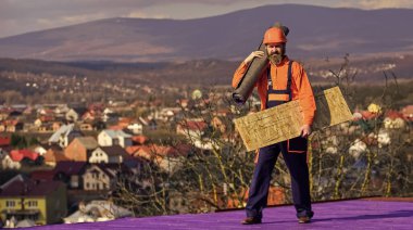 Tehlikeleri ortadan kaldırıyorum. Düzelt ya da inşa et. Çatıya güvenli bir giriş sağlayın. Çatı tamiri. Çatı kurulumu. Adam sert şapka dışarıda çalışıyor. Bina binası. Çatı tamircisi konsepti. Onarımı incele ve değiştir