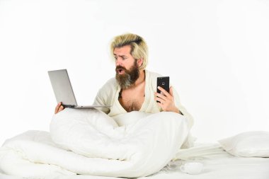 Çevrimiçi iletişim. Elektronik cihazlar salınan vücut uykusunu bastıran yapay mavi ışık yayar ve hormon melatonini tetikler. Evden çalışıyorum. Hippi bilgisayarı çalışıyor. Uzaktan kumanda. İnternetten alışveriş