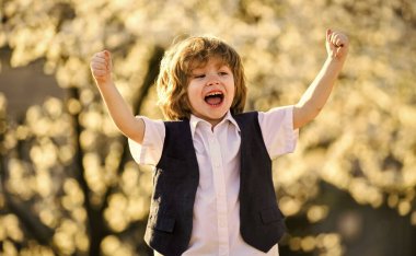 Heyecanlı çocuk. Sevimli çocuk bahar bahçesi. Uluslararası Çocuk Günü. Mutlu bir çocukluk. Sağlıklı bir çocuk. Çocuk bakımı. Yaz tatilini kutlayın. Erkek doğası geçmişi. Çocuk gelişimi. Mutluluk