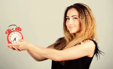 Kontrol zamanı. Zaman yönetimi. Zaman dilimi. Dakiklik ve disiplin. Kız çalar saati tutuyor. Rejim erken uyanma. Zil çalıyor. Günaydın. Kadının geç kalması. iş teslim tarihi