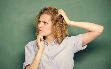 Öğretmenlik zor ve streslidir. Aptallıktan yoruldum. Yorgun eğitimci pes etti. Stresli bir iş. Stres atma yöntemleri. Stresli bir iş. Öğretmen tapılası bayan tahtadan yapılmış tahtadan rahatsız olmuş.