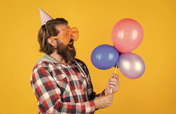 Es ist perfekt. Frohe Feiertage. Partygänger drehen durch. Spaß mit Luftballons. Jubiläum vorzubereiten. bester Eventmanager. Brutaler Mann auf Party. Lustiger Mann mit Geburtstagshut — Stockfoto