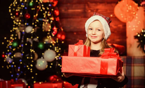 Wszystkie paczki prezentów przyniesione przez Świętego Mikołaja. Szczęśliwa dziewczynka trzymająca pudełka w dniu boksu. Małe dziecko dostaje prezent świąteczny lub noworoczny. Urocze dziecko niosące pięknie zapakowane pudełka z prezentami — Zdjęcie stockowe
