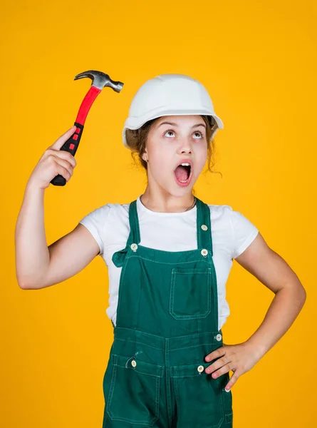 Okos szakember. leendő mérnök. Boldog gyerek használja kalapács javító eszköz. építési terület. gyermeképítész munkás. munkanap koncepció. gyermekkori fejlődés. tizenéves lány asszisztens — Stock Fotó