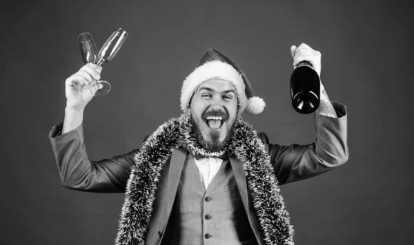 Csatlakozz a karácsonyi ünnepséghez. Karácsonyi parti meghívó. A szakállas hipszter télapó tartja az üveget. Vállalati karácsonyi buli. Ünnepeljük meg a téli ünnepet. Főnök Mikulás kalap ünneplik újév vagy karácsony — Stock Fotó