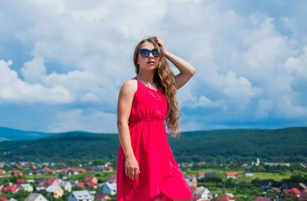 Bonita chica adolescente con pelo largo en vestido y gafas de sol, verano — Foto de Stock
