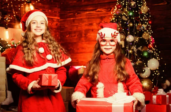 ¿Estás listo? esperar a regalo de Navidad. Venta de compras de invierno. Las hermanitas quieren regalos. La época de Navidad. Amo las vacaciones de invierno. La familia feliz celebran un nuevo año. niña pequeña niños en rojo sombrero de santa —  Fotos de Stock