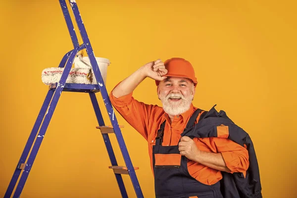 Está na hora de relaxar. Pintor trabalhando no canteiro de obras. o homem sênior usa o rolo na escada. trabalho em apartamento. Artesanato com rolo de pintura. Casa Pintura e Renovação Negócios. fazendo ferramenta de reparo — Fotografia de Stock