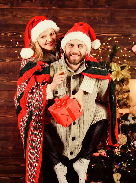 Casa é o melhor lugar. mulher e homem amam o Natal. Feliz Ano Novo. Celebração de férias. Feliz Natal. Feliz Natal. Família a divertir-se. casal apaixonado Papai Noel. Está na hora dos presentes. Hora da saudação. Casal sentindo aconchegante — Fotografia de Stock