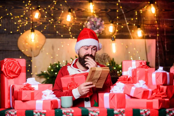 Πρωτοχρονιάτικο πάρτι. Παράδοση χριστουγεννιάτικων δώρων. γενειοφόρος Άγιος Βασίλης παραδίδει δώρα ανά διεύθυνση. γενειοφόρος Άγιος Βασίλης. Χαιρετίσματα στους συγγενείς. Ευτυχισμένο το νέο έτος. Χριστουγεννιάτικα δώρα. πωλήσεις χειμερινών αγορών. Εγγραφή λίστας επιθυμιών — Φωτογραφία Αρχείου