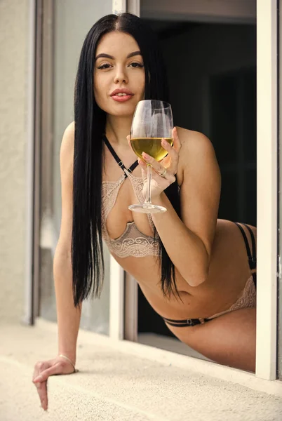 Tentazione. ragazza sexy con un bicchiere di vino. Donna calda in lingerie di pizzo. lingerie di pizzo sexy. Donna modello seducente godere di vino. Ragazza seminuda con alcol. corpo di una donna in lingerie sexy con bicchiere di vino — Foto Stock