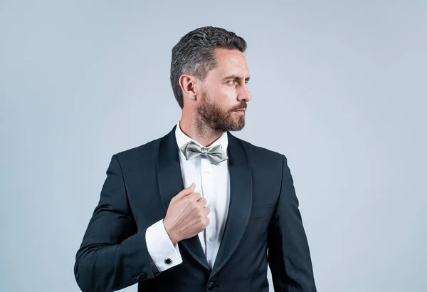 Confident and successful man in tuxedo bow tie on formal event, esthete — Stock Photo, Image