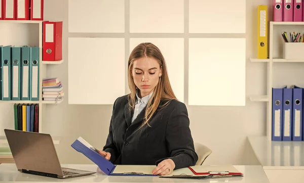 Mulher a trabalhar no portátil. A fazer carreira. Secretária. Gerente no trabalho. Chefe no cargo. Mulher de negócios confiante. Senhora chefe. Trabalhador de escritório inteligente. Estilo formal de mulher no cargo. Trabalhador confiante — Fotografia de Stock