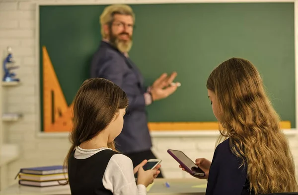 Moderne technologie. Leraar en kind leren. Samen studeren is cool. terug naar school. hulp en ondersteuning. Leerling met leerkracht in de klas. Discussiegroep van kinderen en leerkrachten — Stockfoto