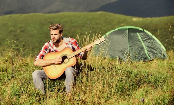 A música traz harmonia ao mundo. camping ocidental e caminhadas. moda hipster. feliz e livre. Homem cowboy com guitarrista acústico. homem sexy com guitarra em camisa quadriculada. música country — Fotografia de Stock