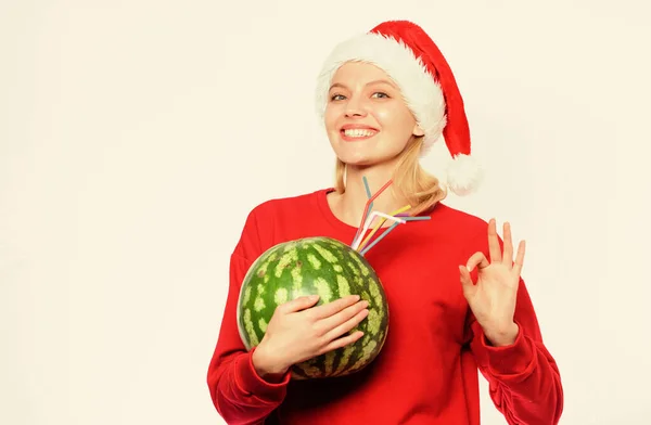 女孩戴大礼帽喝西瓜、维生素、鸡尾酒、稻草.冬季维生素水果配给。女人喜欢喝维生素饮料。圣诞节后的排毒。丰富的维生素定量概念。圣诞节后如何排毒？ — 图库照片