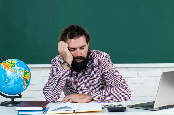 Energía del sueño. aprender el tema. de vuelta a la escuela. Feliz día de los maestros. un hombre brutal con traje de barba. educación informal. estudiante masculino se sienta en el aula mientras la lección. aprobar el examen —  Fotos de Stock