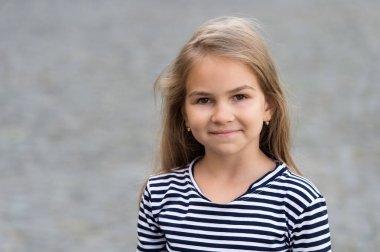 Saf güzellik. Mutlu çocuk açık havada gülümsüyor. Küçük kızın güzel görünüşü. Kuaför salonu. Doğal cilt bakımı ve saç bakımı. Yaz tatili. Şirin ve şık, boşluğu kopyala