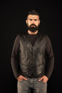 Şık kalırken rahat giyin. Sıradan görünümlü sakallı adam. Havalı ama sıradan bir hippi erkeği. Erkekler için günlük kıyafet. Moda ve tarz trendleri. Moda berber dükkanı
