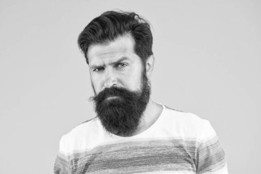 Sarı arka planda vahşi sakallı adam. Erkek yaz modası. Olgun hipster 'ın mükemmel bıyığı var. Ciddi görünümlü bir adam. Erkek berber bakımı. Berber dükkanında stil kazan. parlak hayat yaşamak