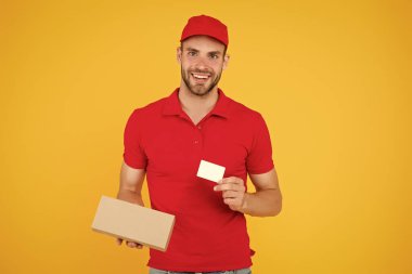 Eşsiz bir teklif. Kırmızı kapaklı adam sarı arka plan. Satın alma. Gideceğiniz yere teslim edilecek. Servis teslimatı Kurye ve teslimat. Postacı teslimatçı. İndirim kartı. Memnuniyetle.