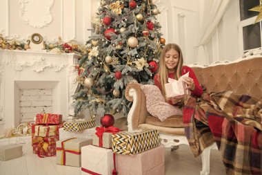 Yeni yıl partisi. Xmas çevrimiçi alışveriş. Aile tatili. Noel ağacı ve hediyeler. Mutlu yıllar. Kış. Noel 'den önceki sabah. Küçük kız. Çocuk tatilin tadını çıkar.