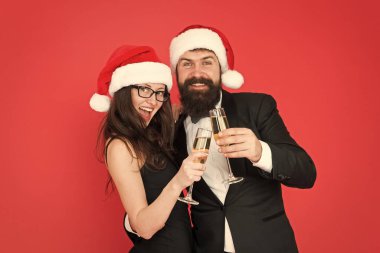 Bayram havasına gir. Birbirine aşık çiftler kadeh kaldırıyor. Partiyi renklendirmek için lezzetli bir tatil içeceği. Mutlu aile yeni yılı ve Noel 'i kutlar. Tatil kutlaması. Tatil sezonu için en iyi şampanya.