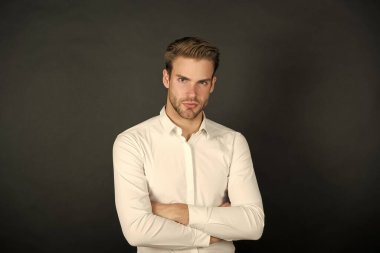 Bekar bir adam. Bekar, karanlık bir geçmişi var. Klasik tarzda bekar bir adam. Kendine güvenen bekar. Şık bir bekarlığa veda partisi. Erkek stili ve moda. 11 Kasım. Bekârlar günü. Bekar ve biraz çapkın.