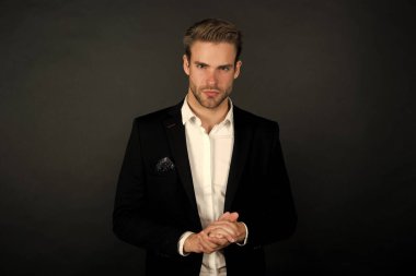 Modaya uygun ama işlevsel düşün. İş adamı, karanlık bir geçmişi var. Klas bir iş adamı. Yakışıklı iş adamı resmi takım elbise giyer. Profesyonel iş adamı. Düzenli iş günleri için giyinmek