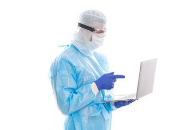 Modern tıp laboratuvarında teknoloji. İnternetten doktordan randevu al. Çevrimiçi doktor konsültasyonu. Kişisel hesabın. Laptoplu erkek terapist. konsantre sağlık çalışanı