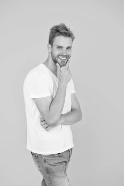 Yüz ifadesi. Duygusal demek canlı demektir. Psikoloji konsepti. Duygusal yakışıklı adam. Beyaz gömlekli seksi, kendine güvenen genç adam. Yaz ve bahar koleksiyonu. Duygusal zeka