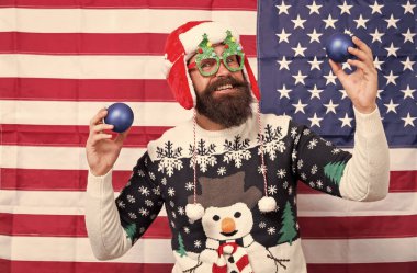 Pozitif olma kavramı. Mutlu yıllar. Noel Baba 'nız ve yeni yılınız kutlu olsun. Gülümseyen adam. İyi tatiller. Sakallı adam gülümseyen Amerikan bayrağı geçmişi. Mutlu noeller. ABD 'de tatil sezonu