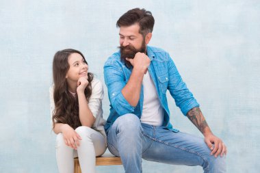 Aşk aileyi oluşturur. Mutlu kız babaya gülümse. Sakallı adam ve küçük çocuk birlikte eğleniyorlar. Mutlu gri aile geçmişi. Sevgi ve ilgi. Babalar Günü. Çocuk Günü