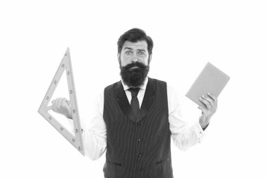 Geometriyi ilginç hale getir. Öğretmenin elinde kitap ve üçgen var. Özel ders. Sakallı adam, teknik öğretim araçlarını derse hazırla. Geometri dersi. Eğitim ve öğretim